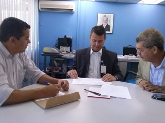 Em reunião com o representante da Embasa, em Salvador, prefeito Gil Rocha (esquerda) e Zé Raimundo (direita) conseguem a liberação da construção da adutora para o município. Foto: Divulgação.