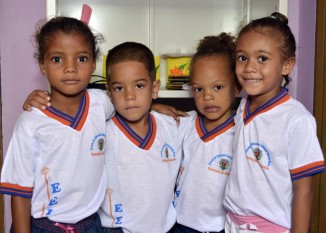 Alunos das escolas públicas municipais receberam novo uniforme escolar. Foto: ASCOM/Guajeru.