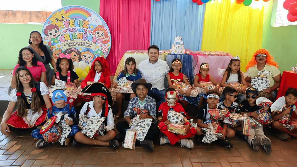 Prefeitura de Guajeru entrega brinquedos a alunos da rede municipal em comemoração ao Dia das Crianças
