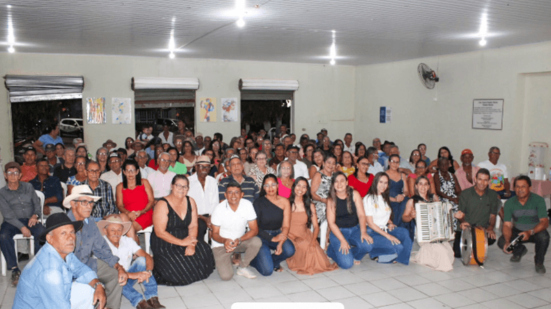Grupo Felicidade Não Tem Idade celebra dia simbólico dos avós com festa.